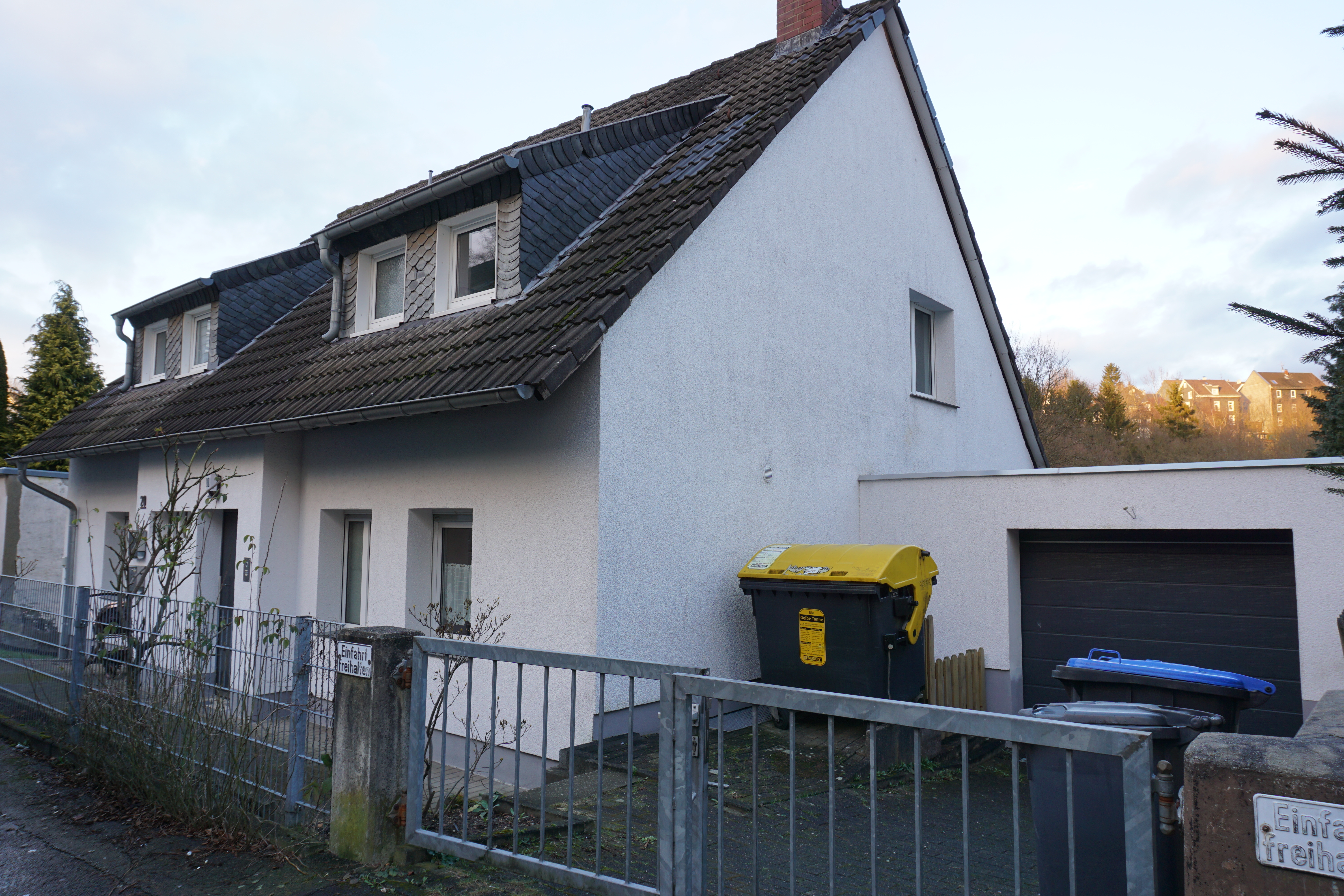 12 Familienhaus mit Garten, Garage, Baugrundstück und